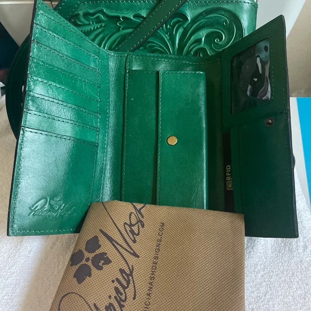 Patricia Nash Xbody & Wallet - Picture 8 of 10